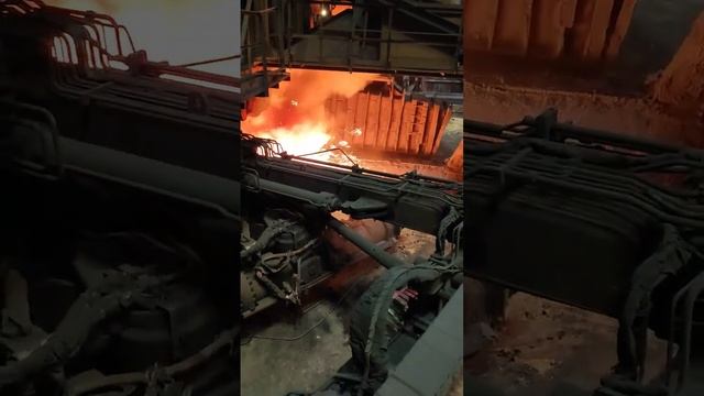 Выпуск расплавленного чугуна из доменной печи смотреть онлайн