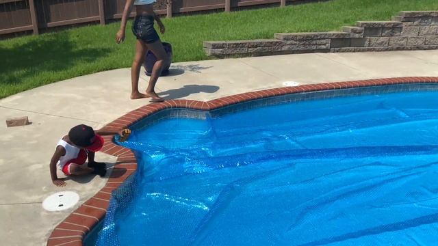 CHECK THIS OUT before you buy the SUN 2 SOLAR POOL WARMER *REVIEW* Heating Our Swimming Pool! смотреть онлайн