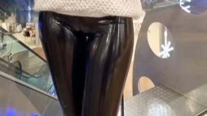 Красивые молодые девушки в обтягивающей одежде.Лосины/Леггинсы и Латекс смотреть онлайн