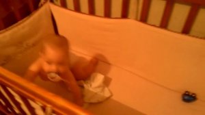 Малыш раздевается!!!