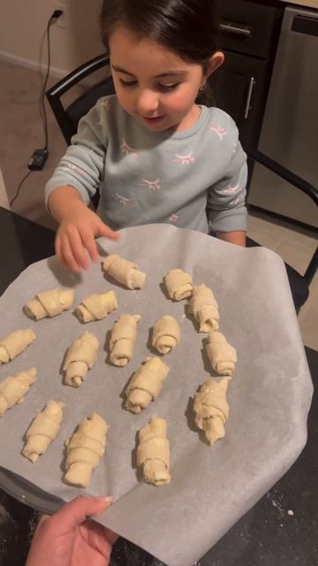Творожный рогалики без яиц🥐Всего три индигриента! #cooking #творожныерогалики#выпечкабезяиц смотреть онлайн