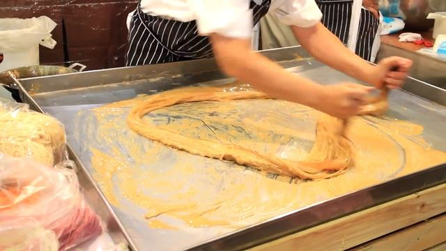 โรตีสายไหม การดึงเส้นสายไหม (Roti Sai Mai Thai dessert) смотреть онлайн