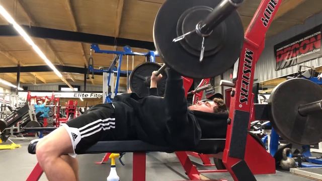 Repping 165 on bench at 126 pounds bw #shorts смотреть онлайн