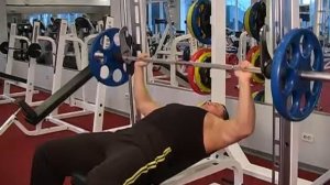 Жим штанги от груди лёжа в тренажёре Смита