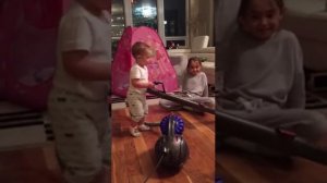 Ребенок пылесосит