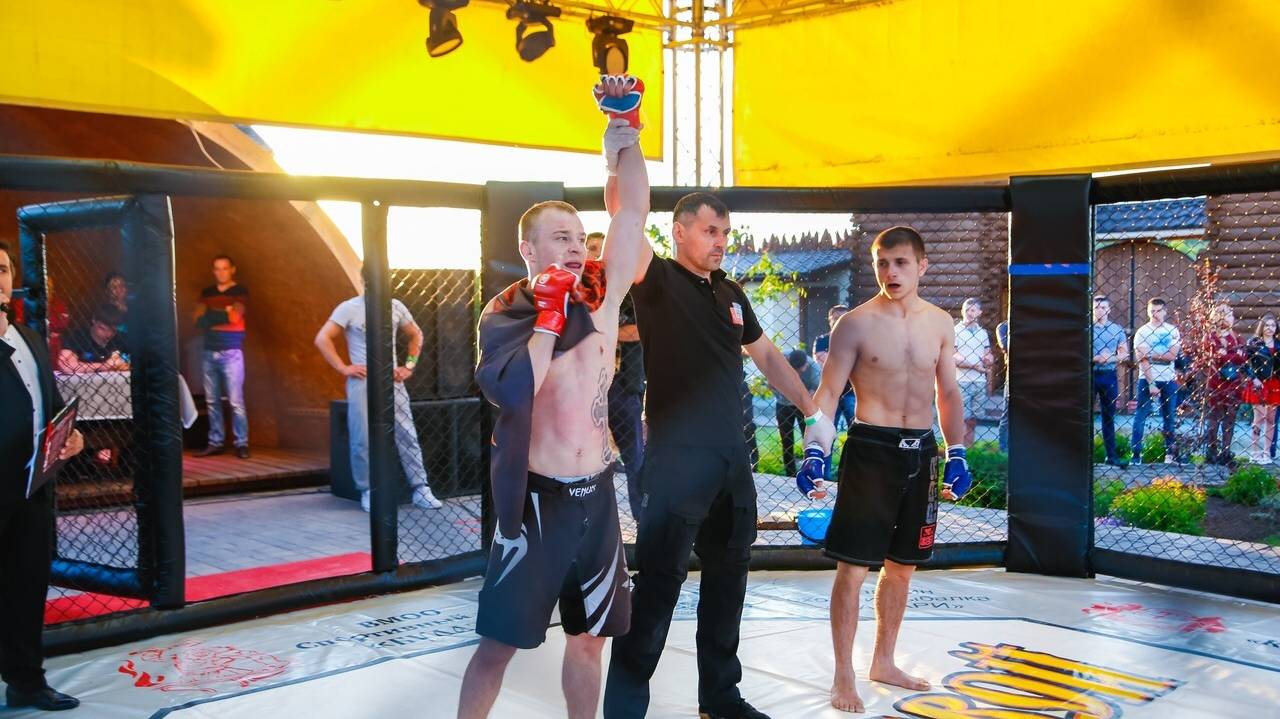 Видеообзор клетки для ММА (процесс сборки)