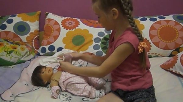 укладываю Юлю спать!