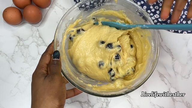 BLUEBERRY MUFFINS | HOW TO MAKE EASY BLUEBERRY MUFFINS WITH CRUMBLE TOPPINGS смотреть онлайн