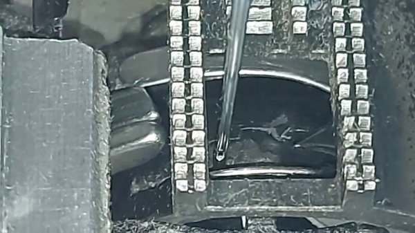 Игла упирается в челночный механизм в швейной машине Pfaff