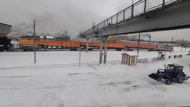 Паровоз со снегоочистительной машиной убирает снег на Станции Подмосковная МЖД смотреть онлайн