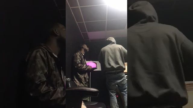 HELL RELL GETS LINED UP IN MIAMI BY KELLZ CATRONI OVER FEATURE MONEY AN FORCED TO RECORD INSTUDIO смотреть онлайн
