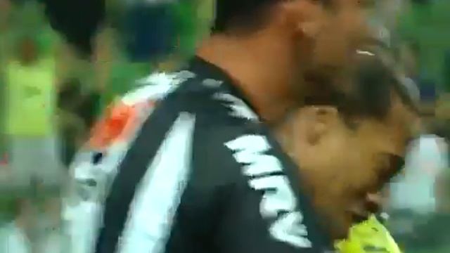 Ronaldinho inscrit un but magifique en honneur de la mort de son pere смотреть онлайн