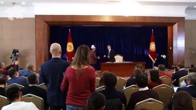Атамбаев түшүн айткан журналистке алтын саатын чечип берди смотреть онлайн