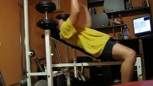 Жим гантелй лежа на наклонной смотреть онлайн