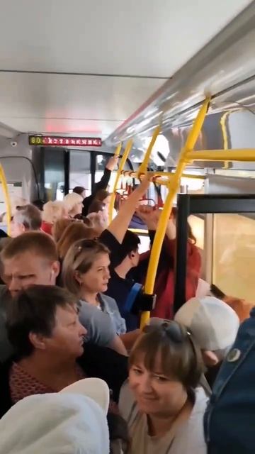 В Оренбурге 80 автобус в час пик выглядит так смотреть онлайн