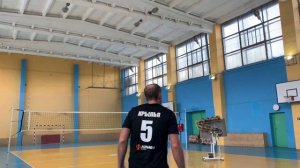 Нападающий удар в волейболе на тренажëре для подачи мячей