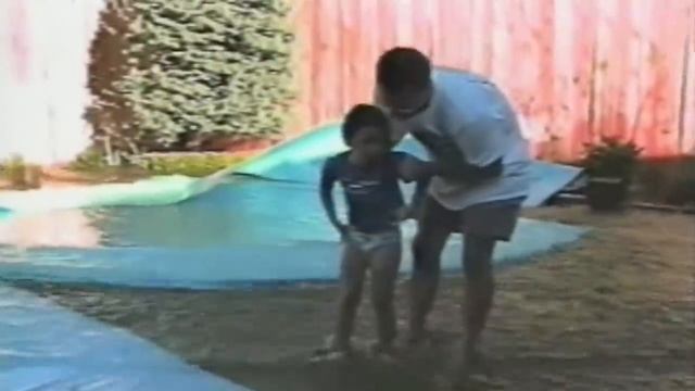 Планы летнего бассейна прошли не так, как они думали 🌊 😅 _ Забавные неудачи _ смотреть онлайн