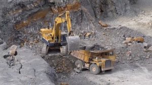Komatsu PC650SE в карьере.