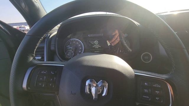 LA SUBASTA DE USA CON MAS INVENTARIO CARROS Y TROCAS DE TODAS MARCAS смотреть онлайн