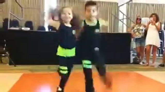 Крутой танец))👍 смотреть онлайн