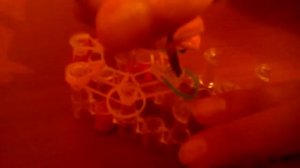 Как сплести брелок цветочек из резинок на станке