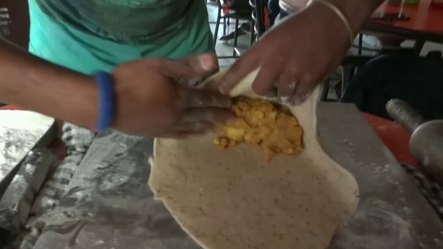 WORLD'S LARGEST SAMOSA EATING CHALLENGE 😍😋WEIGHT-1.5 KGS|| HEIGHT-2 FEET смотреть онлайн