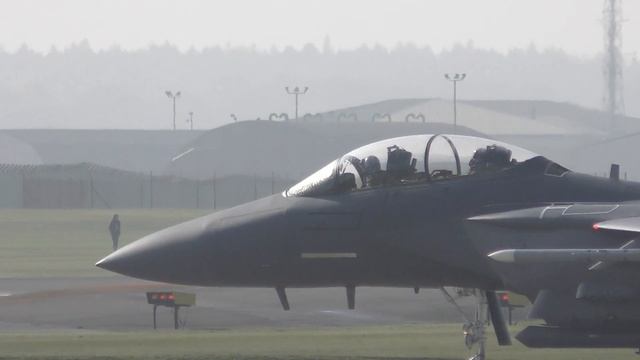 Based F-15 fighter Jet no 2001 taxi to hold RAF Lakenheath 16Oct18 1138a смотреть онлайн