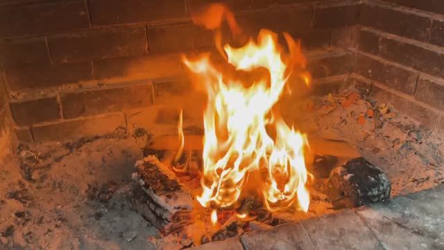 Я сжигаю телевизор из картона с экраном из пластика