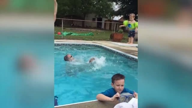 Подборка весёлых роликов. Иногда вы просто плывете по течению! 🤣🌊Смешные провалы в воде смотреть онлайн