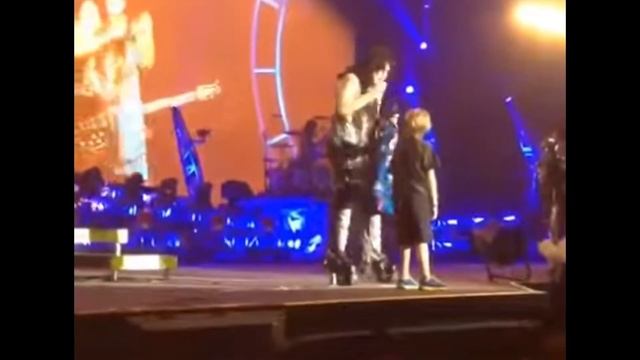Meeting KISS & Def Leppard - Collecting Rock N Roll, guitars autographs and man cave memorabilia смотреть онлайн