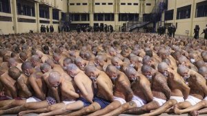 Внутри тюрьмы. Как заключённые живут в тюрьмах Сальвадора _ Шаг назад