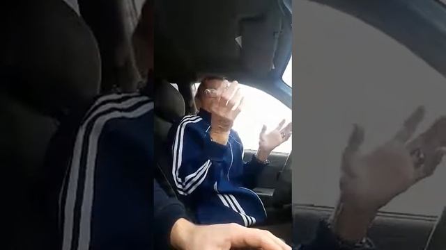 Женщина в автошколе.