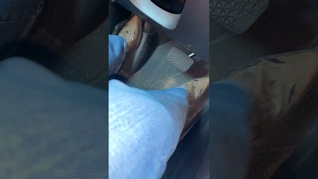 Pedal Pumping A Cranking her car in Jeans and Cowgirl Boots смотреть онлайн