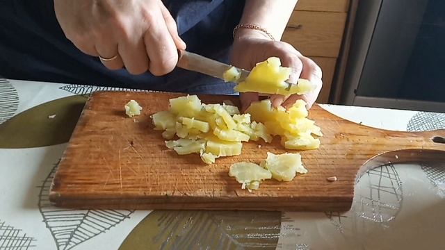 В окрошку клади всё что есть съедобного на то она и окрошка тебя ждёт восторг вкусовое удовольстви смотреть онлайн