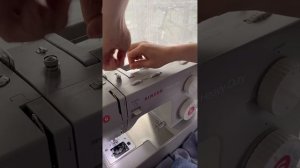 Заправка нити в швейной машине singer. Заправка шпульки.