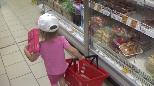 Аня в магазине