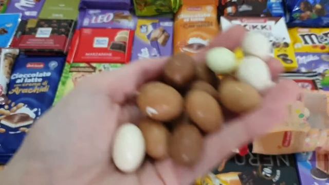 Mini Chocolates Eggs With Almonds Unwrapping смотреть онлайн