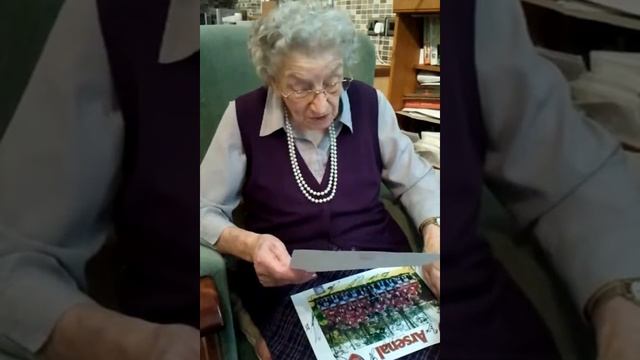 93-year-old Gooner Maggie's get well soon letter from Arsene Wenger смотреть онлайн