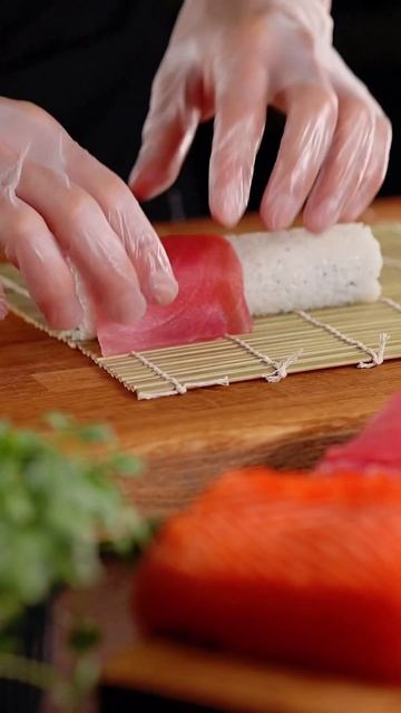 Ролл с тунцом, лососем и картофельным паем. #shortsvideo #food #sushi #роллы смотреть онлайн