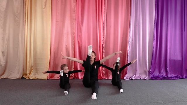 Растяжка подколенной связки и прокачка пресса смотреть онлайн