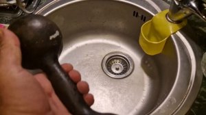 Устанавливаем раковину на герметик. Лайфхак.