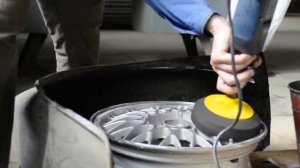 полировка лкп колёсного диска от незначительных потёртостей.