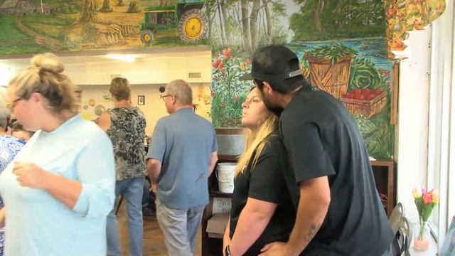 Zacks family restaurant sees increase in business, facing worker shortage смотреть онлайн
