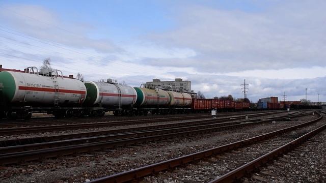 Тепловоз GE C36-7i-1514 с грузовым поездом на ст. Нарва смотреть онлайн