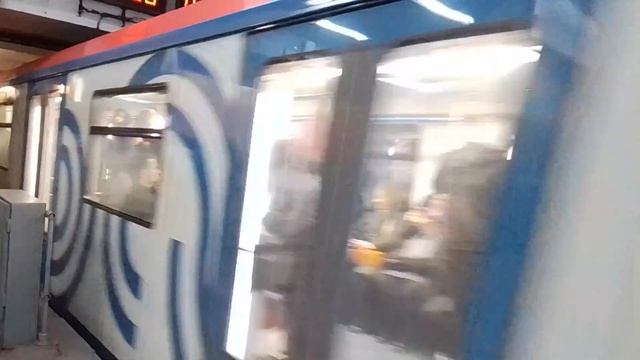 Электропоезд 81-765/766/767 Москва на станции метро Рязанский проспект смотреть онлайн