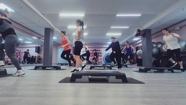 СТЕП АЭРОБИКА ЦЕЛАЯ ТРЕНИРОВКА / STEP AEROBICS смотреть онлайн