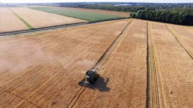 John Deere 9680WTS Combine Filmed with DJI Phantom 3 Drone in 4K смотреть онлайн