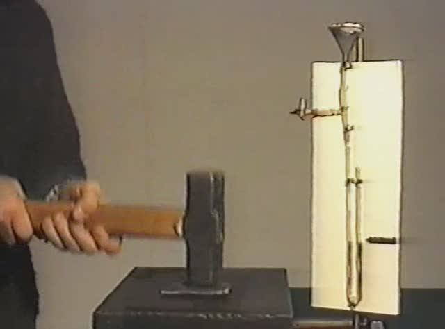 Физика. Опыты. Теплота и работа. Превращение работы в теплоту. Свинец на наковальне смотреть онлайн