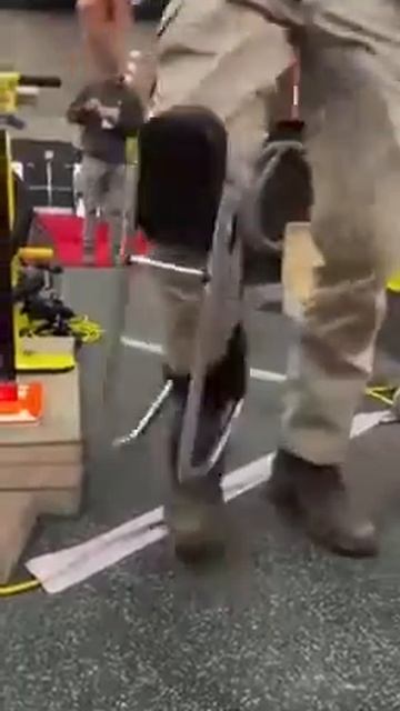 Носимая опора обеспечивает защиту голеностопа, и разгрузку суставов ноги смотреть онлайн