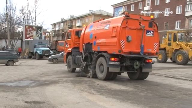 Общегородской субботник. В Ревде работники СУМЗа навели порядок на улицах смотреть онлайн